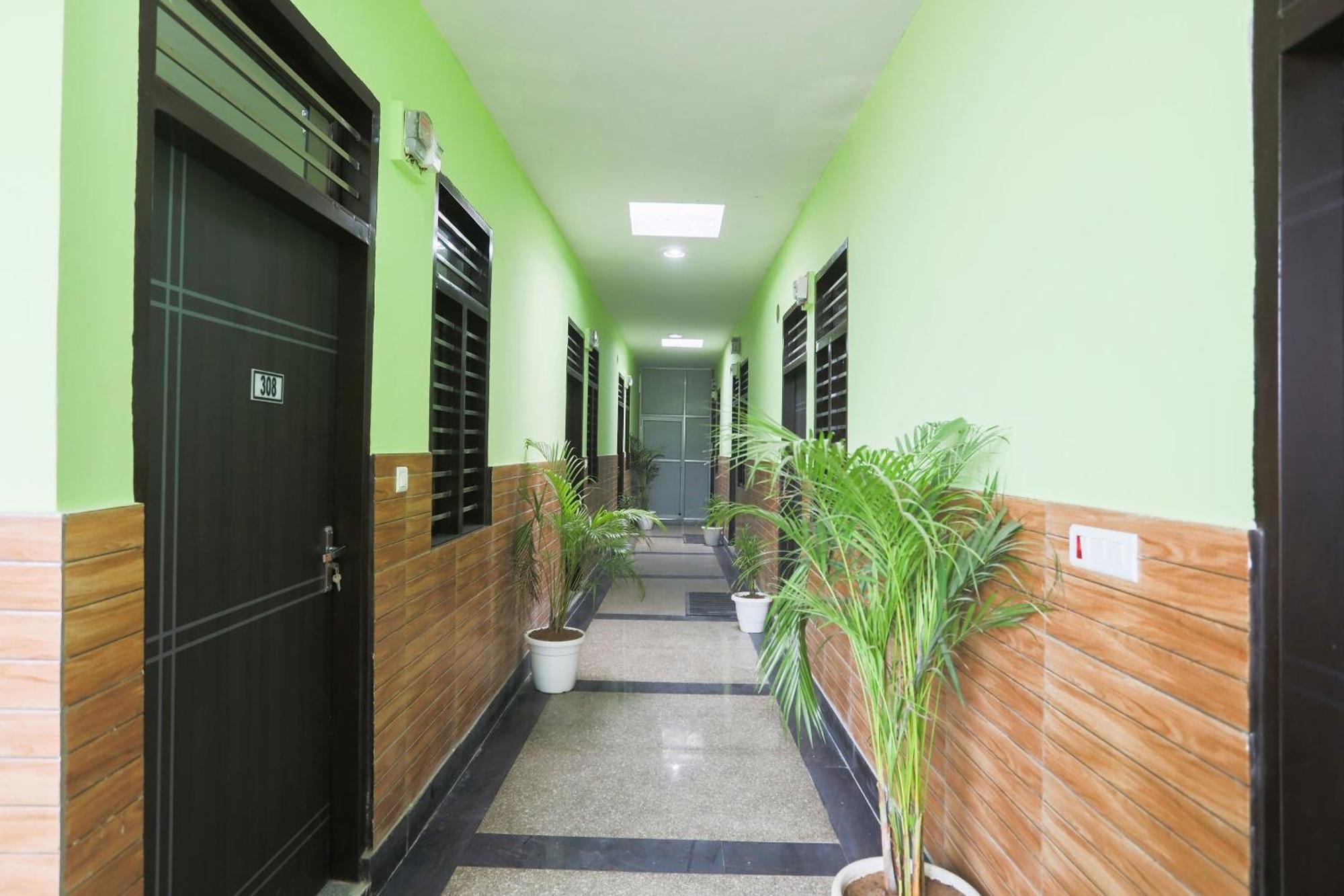 Capital O A-One Hotel Manesar Bagian luar foto