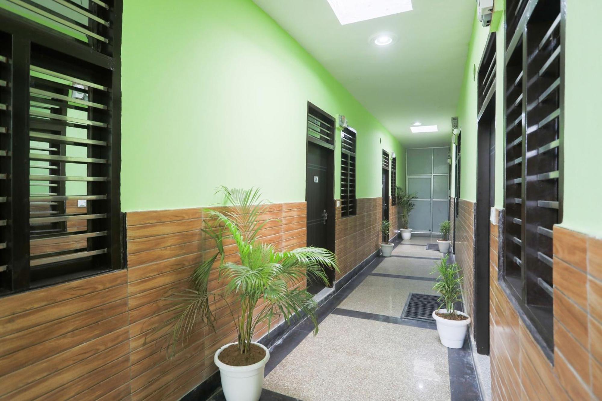 Capital O A-One Hotel Manesar Bagian luar foto