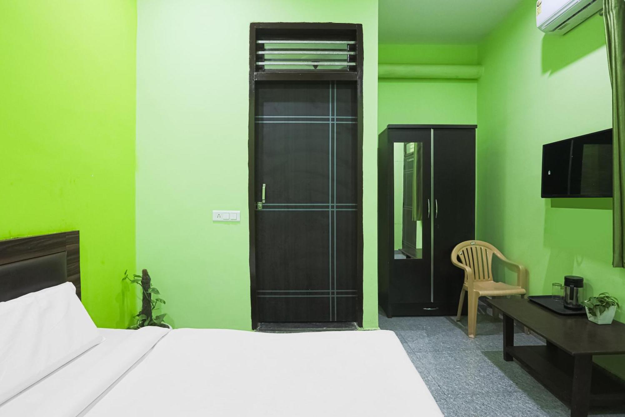 Capital O A-One Hotel Manesar Bagian luar foto