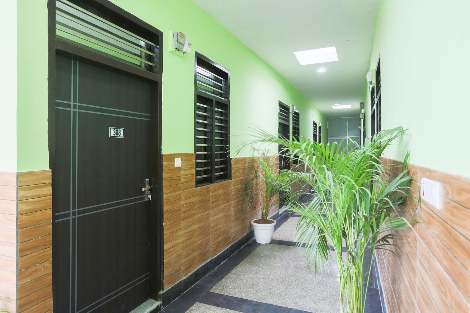 Capital O A-One Hotel Manesar Bagian luar foto